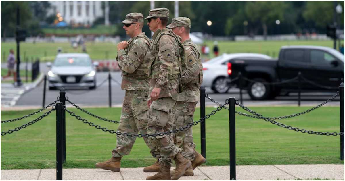 হোয়াইট হাউসের দক্ষিণে ন্যাশনাল মল এলাকায় ১৯ আগস্ট ডিস্ট্রিক্ট অব কলাম্বিয়ার ন্যাশনাল গার্ড সদস্যরা। ছবি: এপি/এবিসি নিউজ